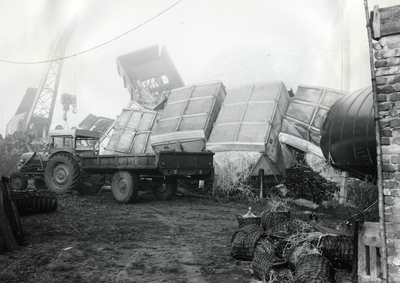 807613 Afbeelding van de ravage na de botsing van een goederentrein met een tractor op de spoorwegovergang bij km. ...